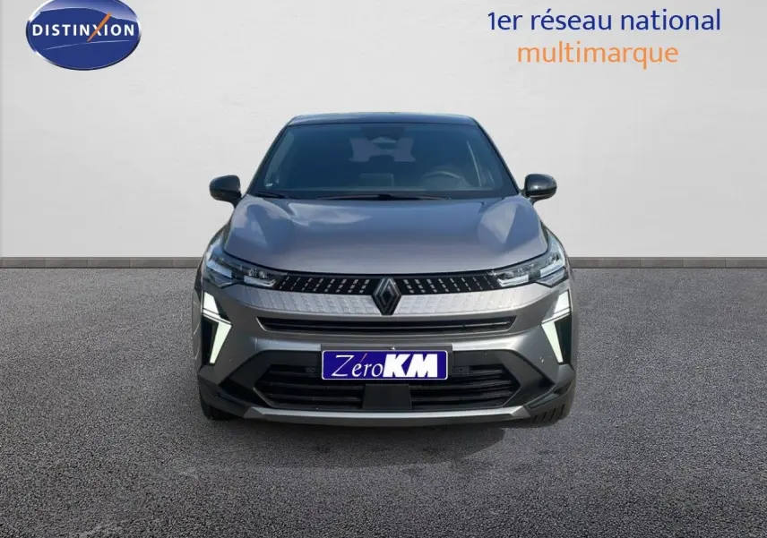 Vue frontale du Renault Captur E-Tech hybride gris cassiopée métal avec toit noir, calandre et feux LED distinctifs.