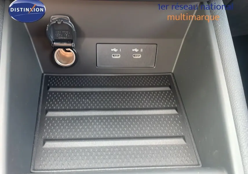 Prise allume-cigare et deux ports USB dans la console centrale d'un Renault Captur E-Tech hybride 2025.