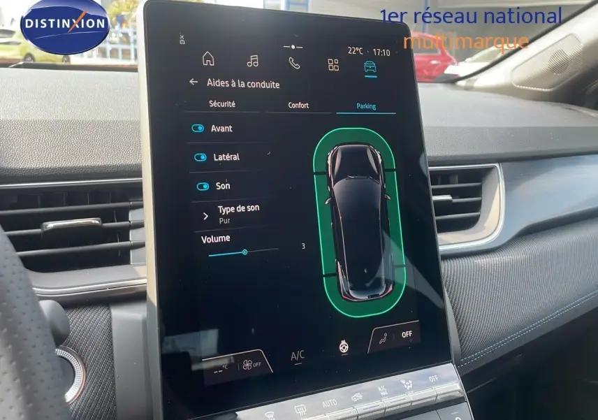 Écran tactile vertical du tableau de bord du Renault Captur E-Tech gris cassiopée, affichant les aides à la conduite.