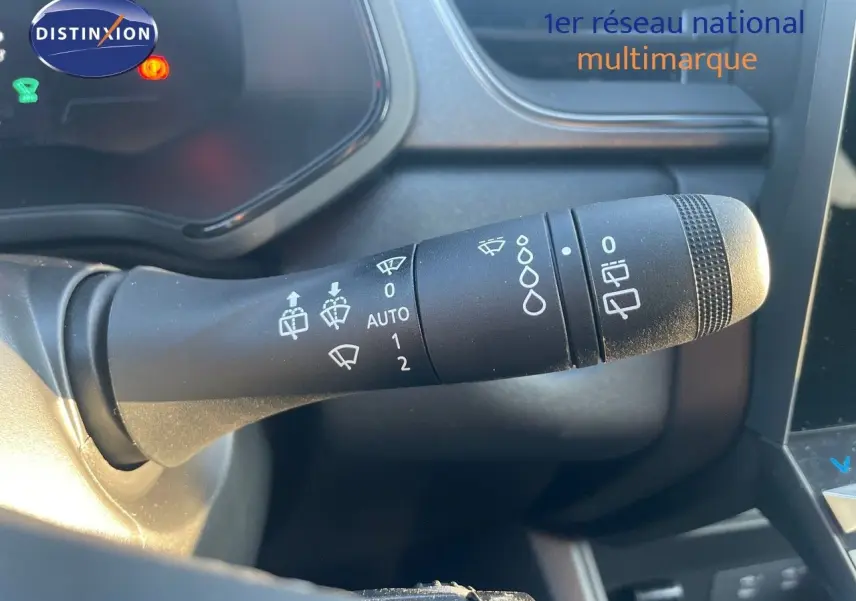 Gros plan sur la commande d’essuie-glace du Renault Captur E-Tech hybride 2025, intérieur noir.