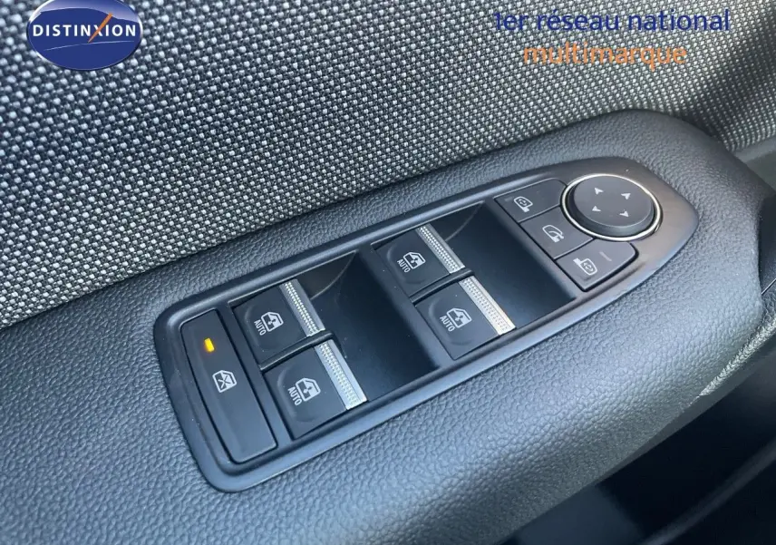 Gros plan sur les commandes de lève-vitres et rétroviseurs côté conducteur du Renault Captur rouge passion toit noir.