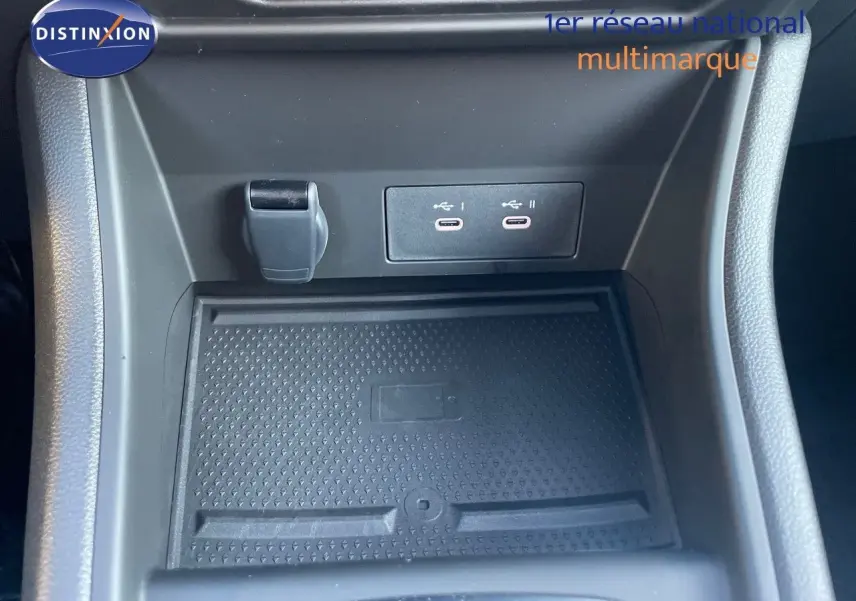 Détail de la console centrale avec prise USB double et zone de recharge sans fil du Renault Captur E-Tech hybride 2025.