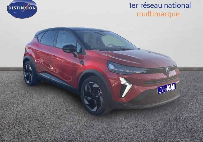 Vue 3/4 avant gauche du Renault Captur E-Tech hybride rouge passion avec toit noir et jantes noires distinctives.