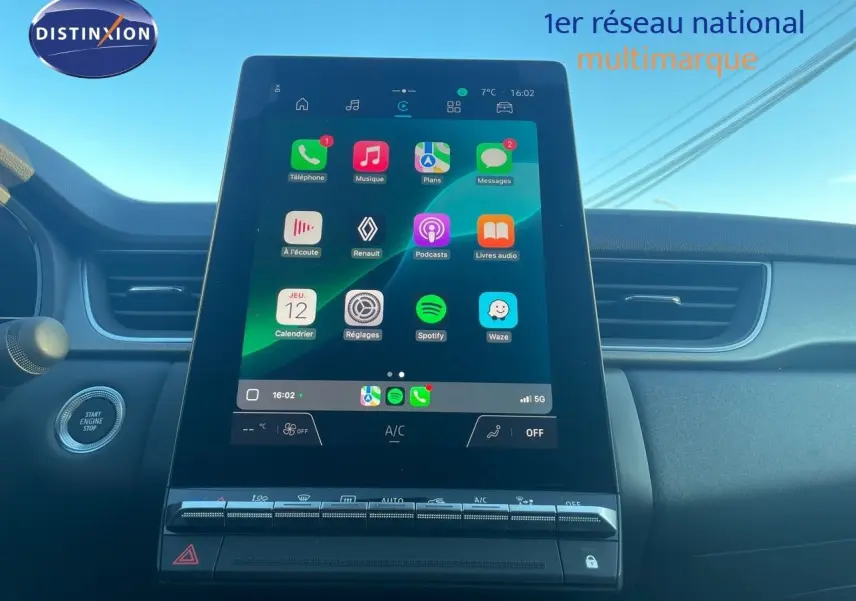 Vue intérieure centrée sur l'écran tactile vertical du tableau de bord du Renault Captur E-Tech hybride 2025.