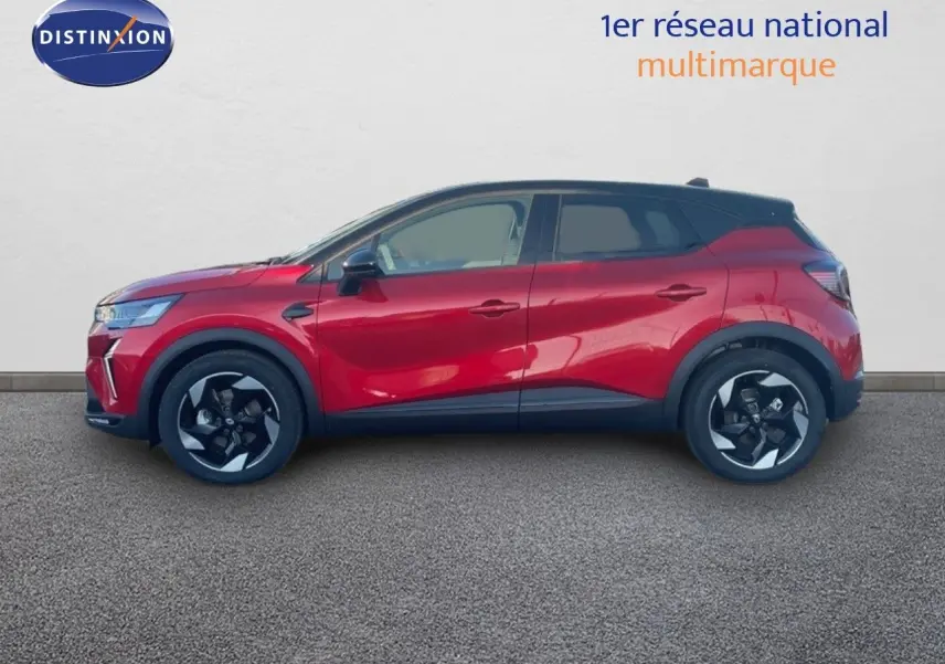 Profil latéral droit du Renault Captur E-Tech hybride rouge passion avec toit noir, jantes alliage bicolores.