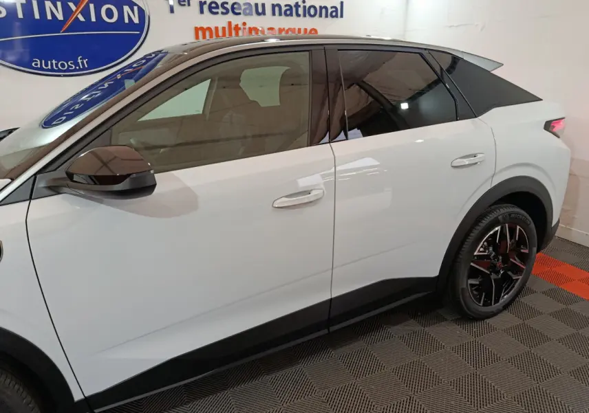 Profil droit d’un Peugeot 3008 blanc hybride 2025 avec jantes noires et toit noir contrasté.