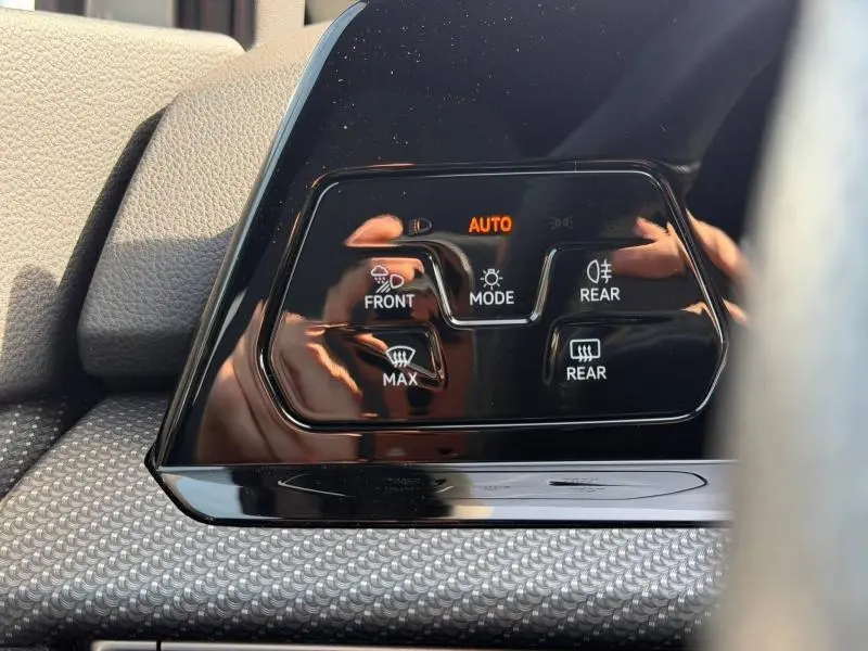 Panneau de commandes d'éclairage intérieur en plastique noir brillant dans Volkswagen Golf 2024 finition R-Line.