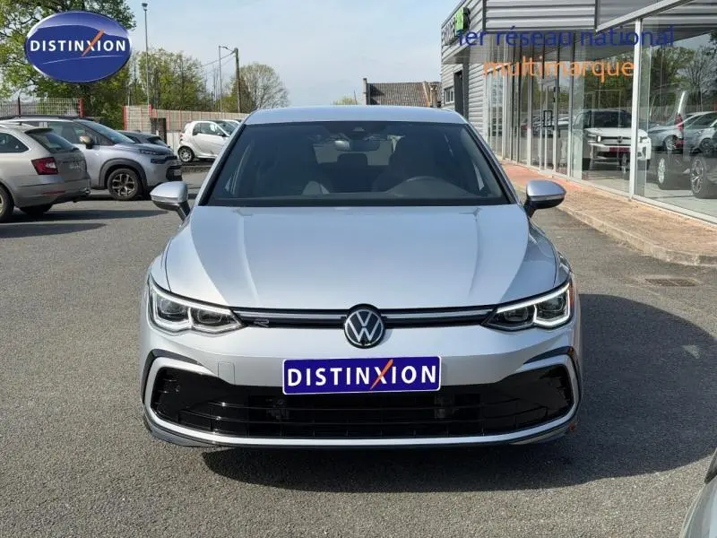 Vue de face d'une Volkswagen Golf 1.5 eTSI R-Line 2024 en Reflet d'Argent métallisé avec calandre noire et phares LED.