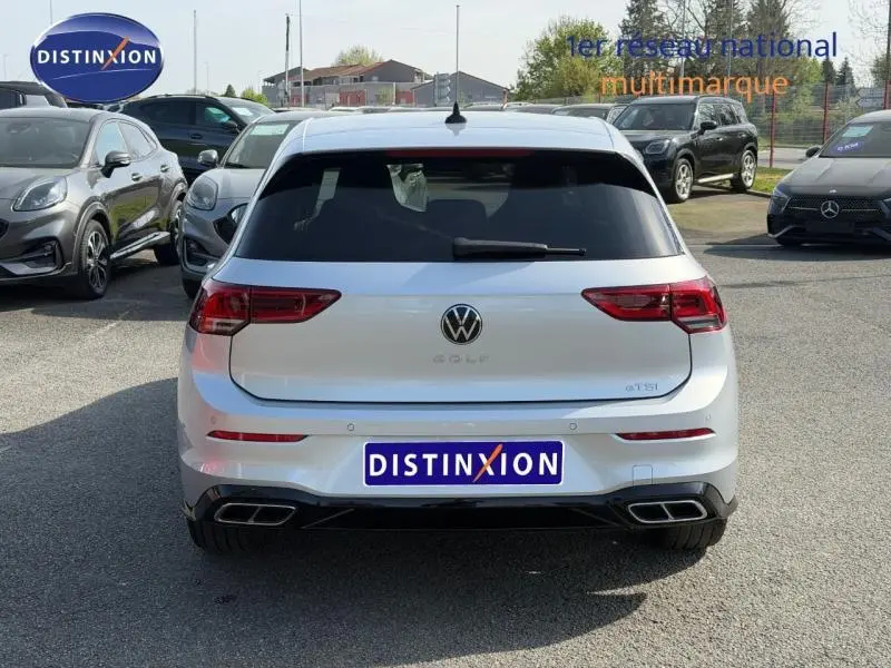 Vue arrière d'une Volkswagen Golf 1.5 eTSI R-Line 2024 en Reflet d'Argent métallisé avec double sortie d'échappement rectangulaire.