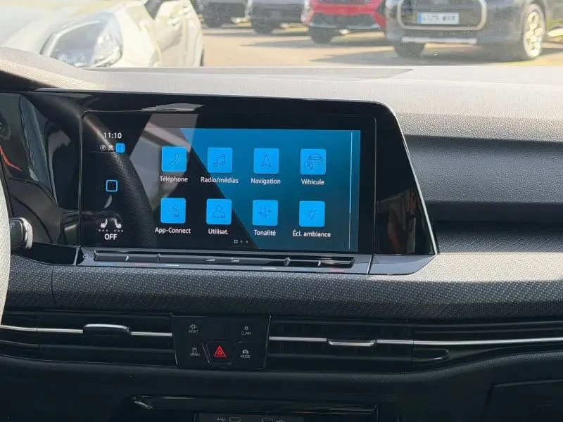Vue intérieure centrée sur l'écran tactile du tableau de bord de la Volkswagen Golf 1.5 eTSI R-Line 2024.