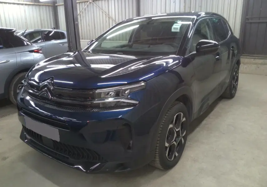 Citroën C5 Aircross 2025 bleu éclipse en vue 3/4 avant droit, avec calandre distinctive et jantes modernes.