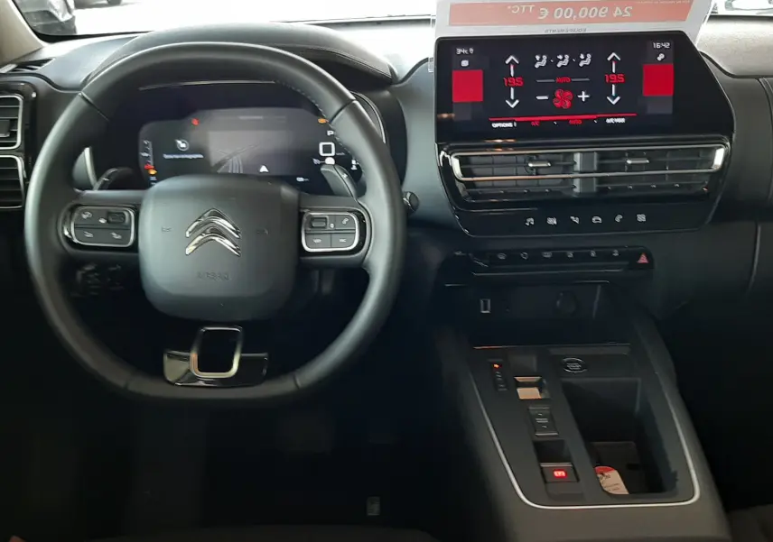 Vue intérieure du tableau de bord et volant du Citroën C5 Aircross 2025, avec écran tactile et commandes au volant.