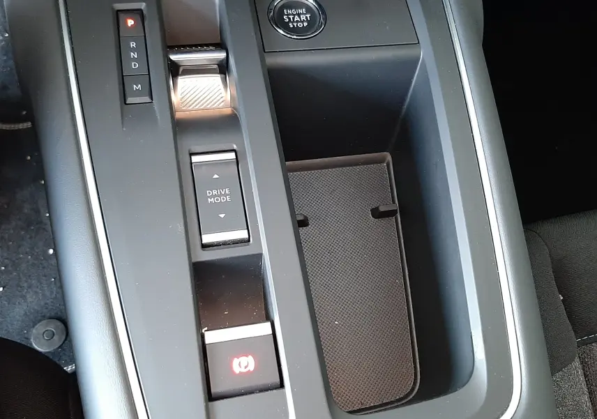 Vue rapprochée de la console centrale grise du Citroën C5 Aircross 2025 avec bouton start/stop et commandes de boîte auto.