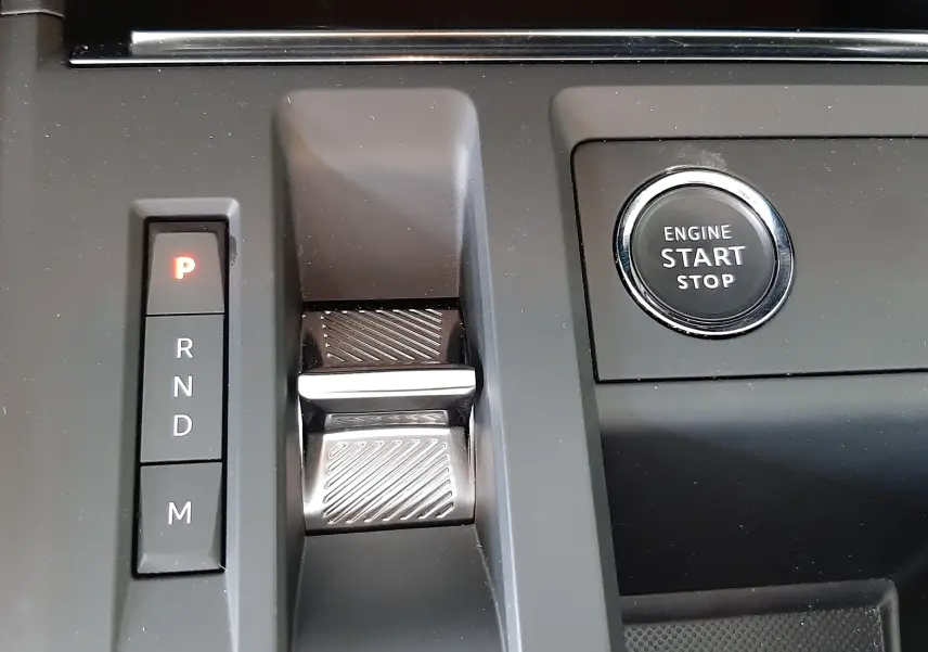 Gros plan sur la console centrale du Citroën C5 Aircross hybride, montrant la commande de boîte auto et le bouton start/stop.