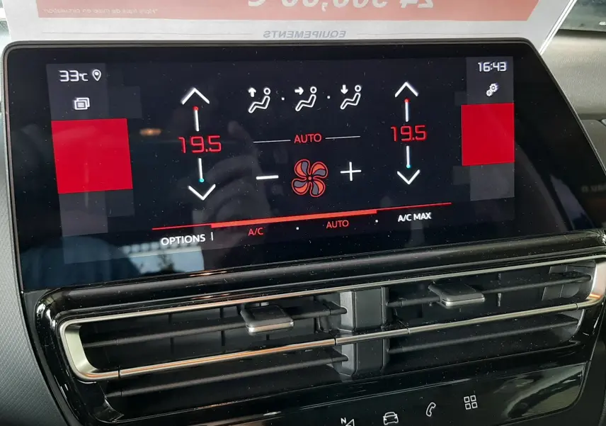 Écran tactile central du tableau de bord du Citroën C5 Aircross 2025, affichant la climatisation à 19,5°C, ambiance intérieure grise.