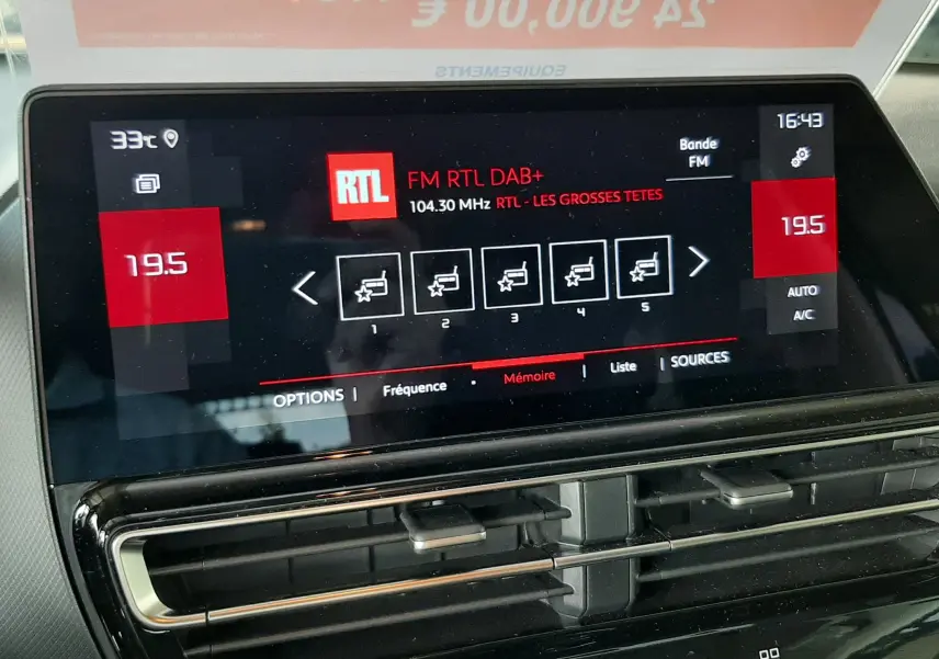 Écran tactile central du tableau de bord du Citroën C5 Aircross bleu Eclipse, affichant la radio FM RTL à 19,5°C.