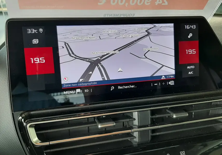 Écran tactile central du tableau de bord du Citroën C5 Aircross bleu Eclipse 2025, affichant la navigation GPS.