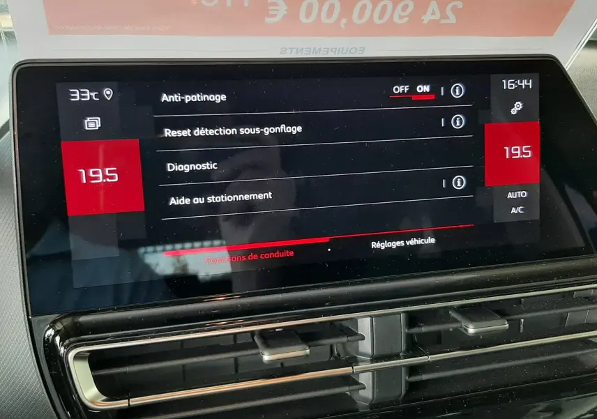 Écran tactile central du tableau de bord du Citroën C5 Aircross 2025 affichant les réglages d’aide à la conduite.
