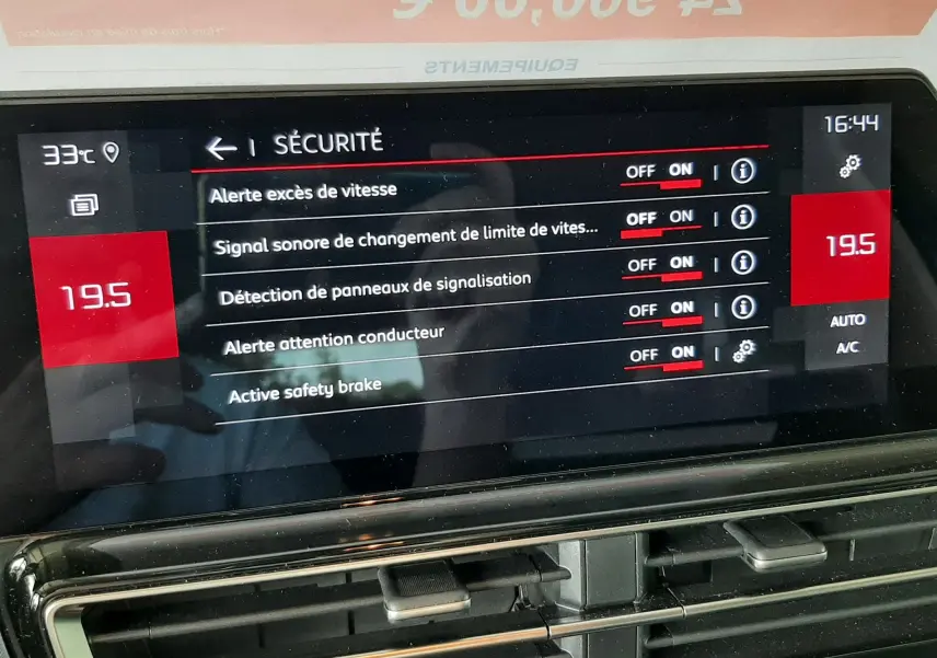 Vue intérieure du tableau de bord du Citroën C5 Aircross bleu Eclipse 2025, écran tactile affichant les options de sécurité.