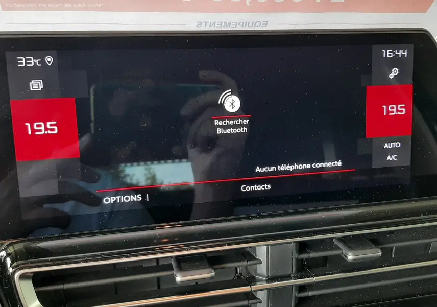 Écran tactile central du Citroën C5 Aircross 2025 affichant la recherche Bluetooth et la température à 19,5°C.