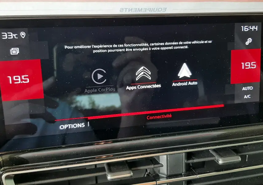 Écran tactile central du Citroën C5 Aircross bleu Eclipse 2025 montrant les options Apple CarPlay et Android Auto.