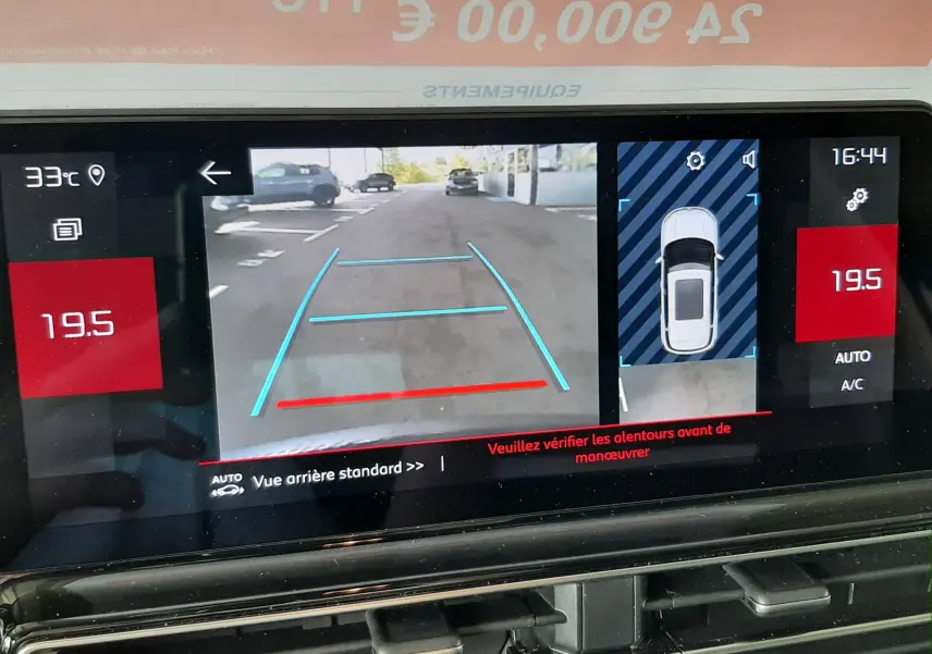 Écran de caméra de recul du Citroën C5 Aircross bleu Eclipse, affichant les lignes d'aide au stationnement arrière.