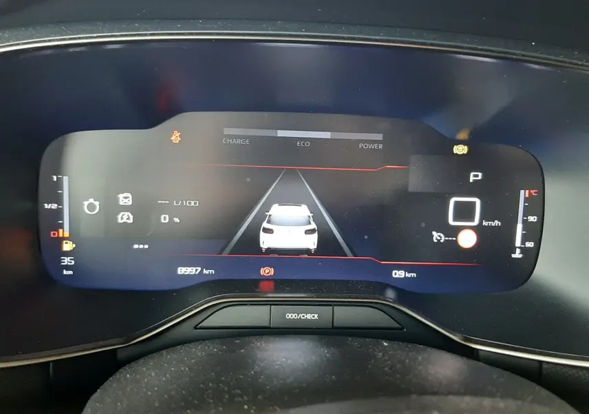 Vue rapprochée du tableau de bord numérique du Citroën C5 Aircross hybride, affichant la vitesse à 0 km/h et l'état de charge.