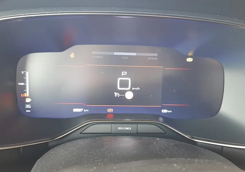 Affichage numérique du tableau de bord du Citroën C5 Aircross hybride, montrant la vitesse à 0 km/h et le mode parking activé.