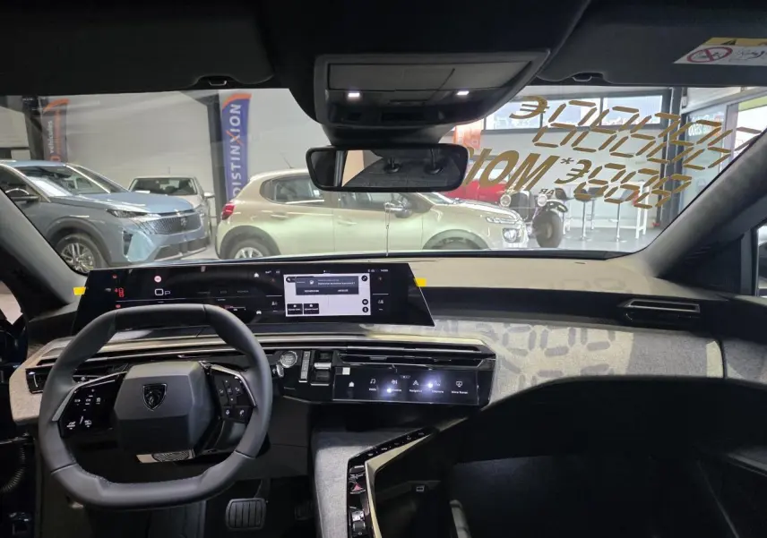 Vue intérieure du tableau de bord du Peugeot 3008 bleu, avec volant compact noir et écran tactile panoramique incurvé.