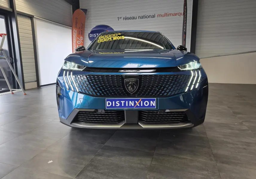Vue frontale d'un Peugeot 3008 bleu métallisé avec calandre noire texturée et feux LED à griffes distinctifs.