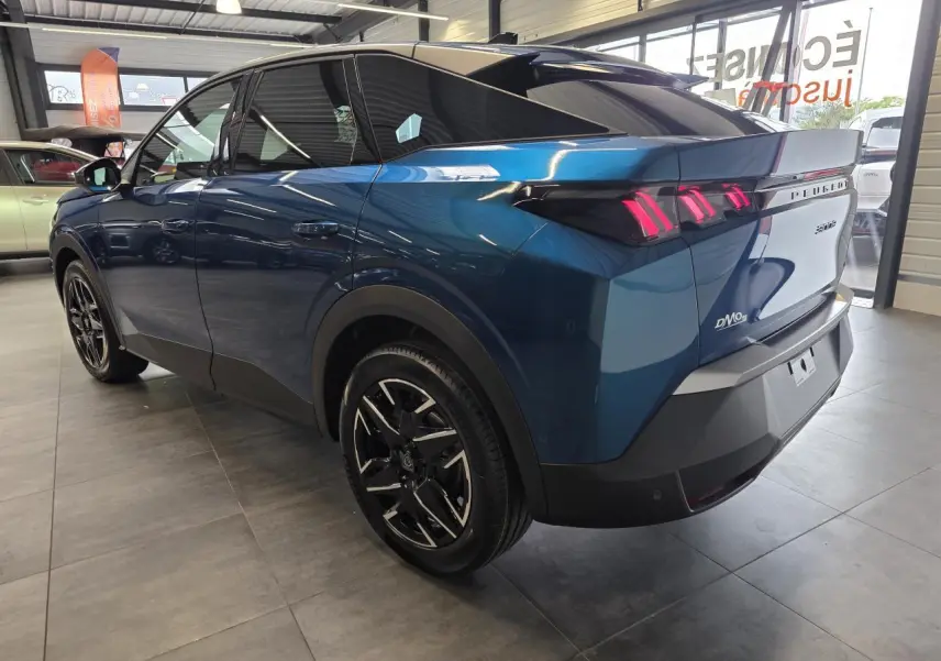 Peugeot 3008 bleu métallisé vue 3/4 arrière droit, feux arrière LED à 3 griffes et jantes alliage 18 pouces.