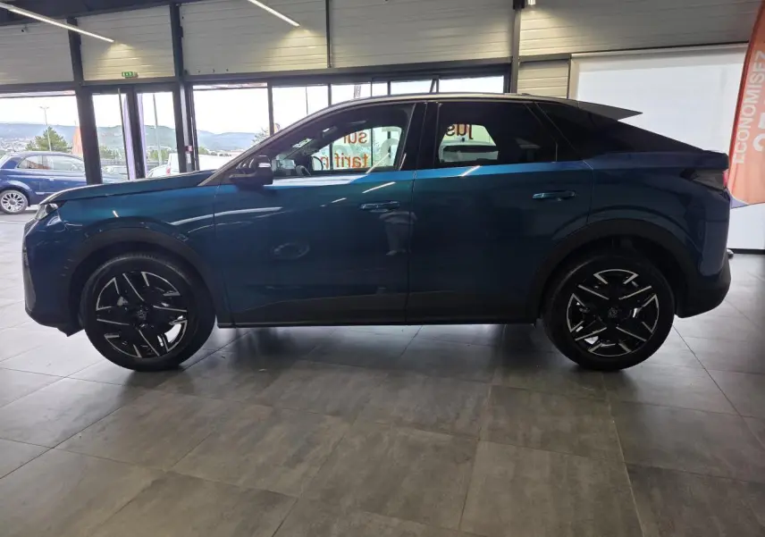 Peugeot 3008 bleu métallisé vue de profil côté gauche en intérieur avec jantes alliage noires.