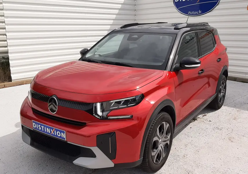 Citroën C3 Aircross 2025 rouge Elixir avec toit noir, vue 3/4 avant droit, détails modernes et jantes noires.