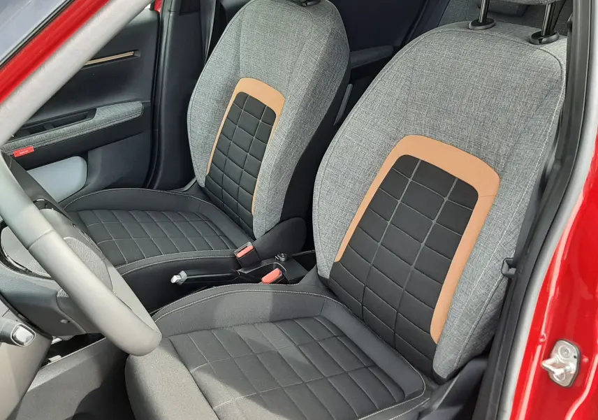 Vue intérieure côté gauche des sièges avant gris et noir avec surpiqûres et accents marron du Citroën C3 Aircross rouge Elixir.