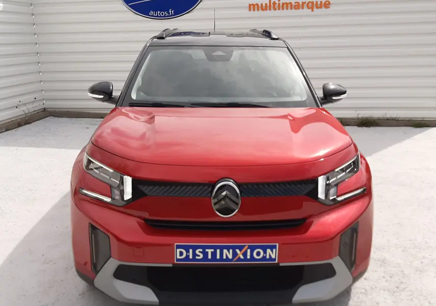 Vue frontale d'un Citroën C3 Aircross rouge Elixir avec toit noir, calandre noire et logo Citroën centré.