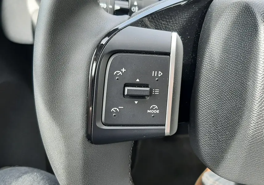 Gros plan sur les commandes de régulateur de vitesse au volant noir du Citroën C3 Aircross 2025.