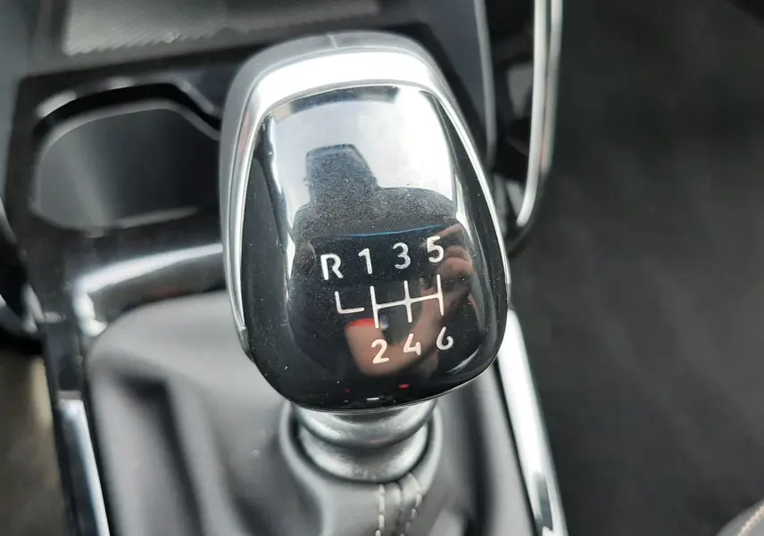 Gros plan sur le levier de vitesses manuel noir brillant de la Citroën C3 Aircross 2025, intérieur gris noir.