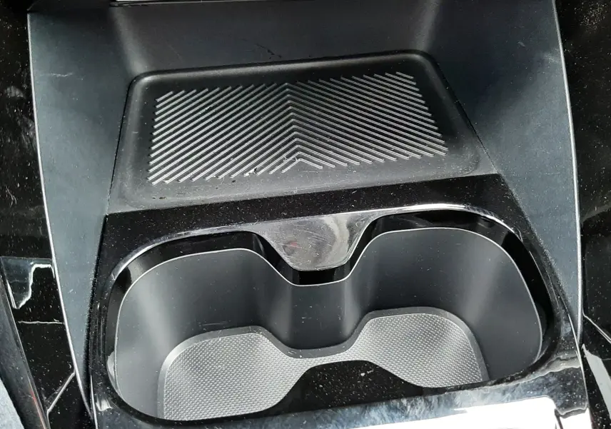 Gros plan sur le porte-gobelets noir et la zone de rangement texturée au centre de la console d'une Citroën C3 Aircross 2025.