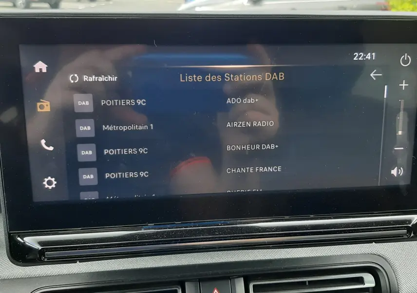 Vue intérieure centrée sur l’écran multimédia affichant la liste des stations DAB d’une Citroën C3 Aircross 2025.