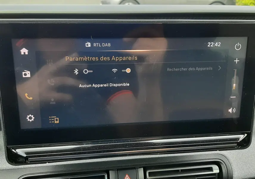 Vue intérieure du tableau de bord de la Citroën C3 Aircross 2025 avec écran tactile affichant les paramètres Bluetooth.