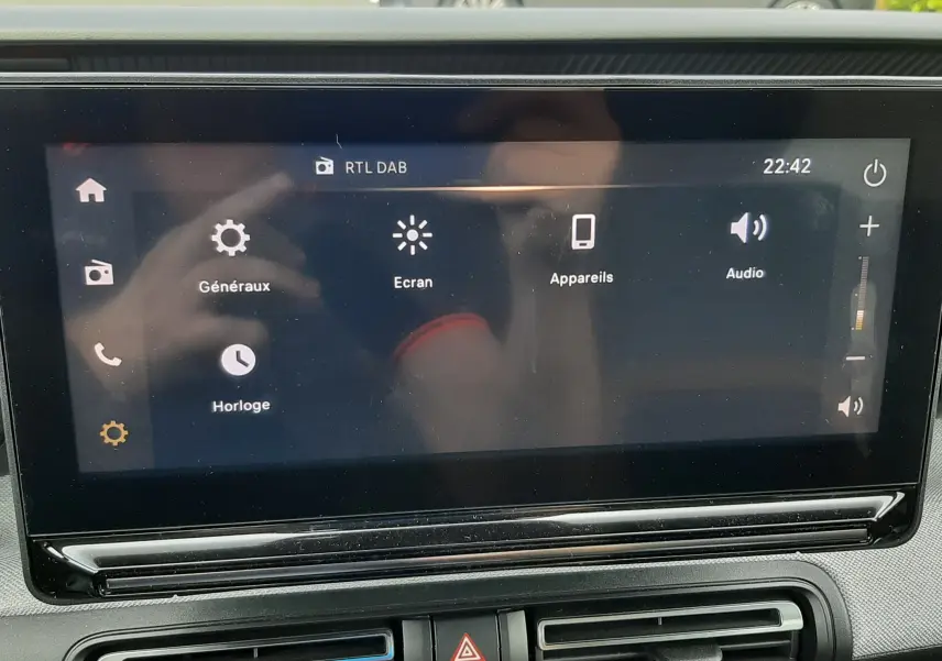 Écran tactile central du tableau de bord de la Citroën C3 Aircross 2025, avec commandes de climatisation en dessous.