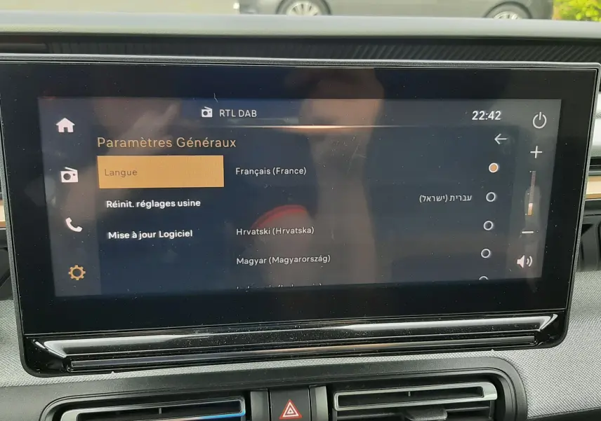 Écran tactile central du tableau de bord de la Citroën C3 Aircross 2025 affichant les paramètres généraux en français.
