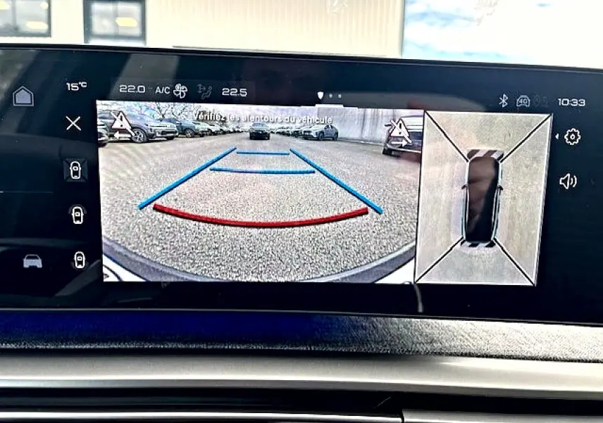 Écran tactile intérieur du Peugeot 3008 gris titane montrant la caméra de recul et la vue 360 degrés du véhicule.