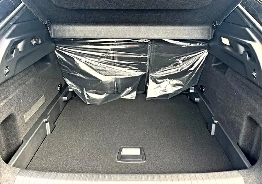 Coffre ouvert du Peugeot 3008 gris titane, vue intérieure montrant un espace de chargement propre et spacieux.