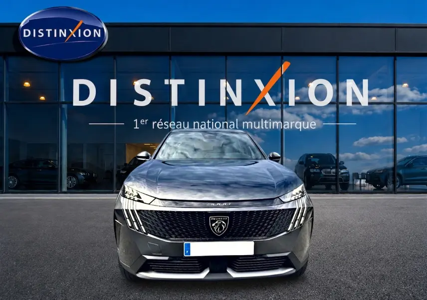 Vue frontale d’un Peugeot 3008 gris titane 2025 avec calandre distinctive et logo lion visible.