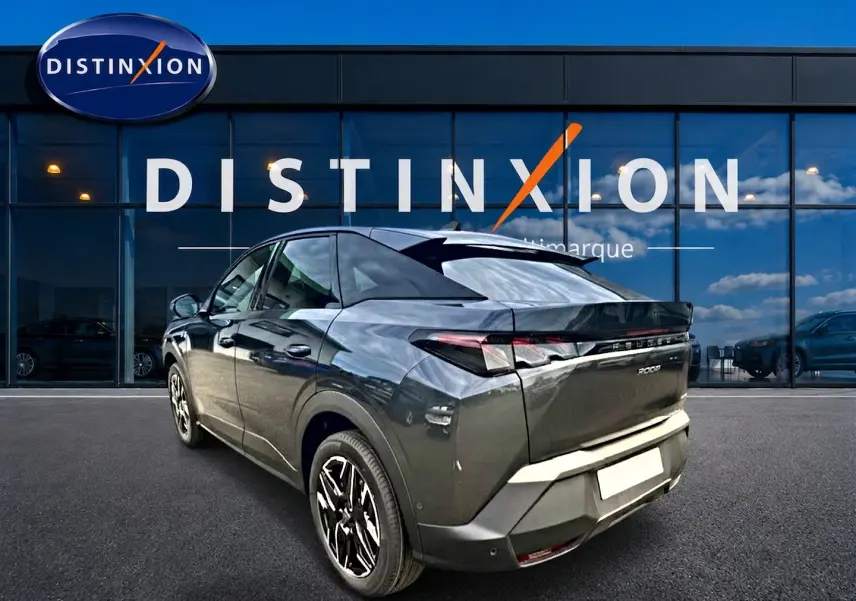 Peugeot 3008 gris titane en 3/4 arrière droit, avec jantes alu et feux arrière LED distinctifs.