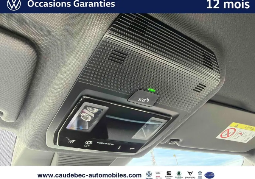 Plafonnier intérieur avec commandes SOS et éclairage, vue en légère contre-plongée dans un Volkswagen T-Roc blanc.