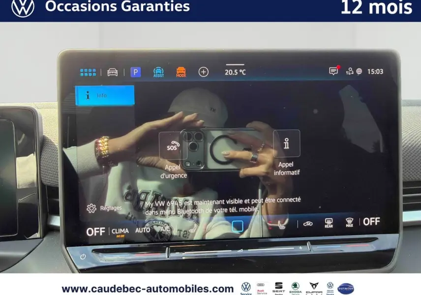 Écran tactile intérieur du Volkswagen T-Roc 2025 affichant les fonctions d’appel d’urgence et réglages, vue frontale.