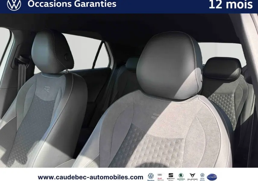 Vue intérieure sur les sièges avant sport en cuir et alcantara du Volkswagen T-Roc 2025, finition R-Line.