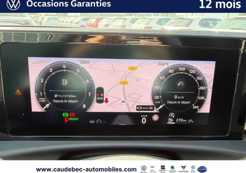 Tableau de bord numérique du Volkswagen T-Roc blanc, affichage digital avec compte-tours et vitesse à 0 km/h.